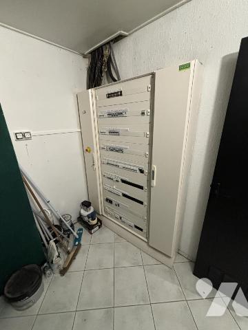 Un local professionnel d'environ 420 m² (équipé en alimentaire-froid)