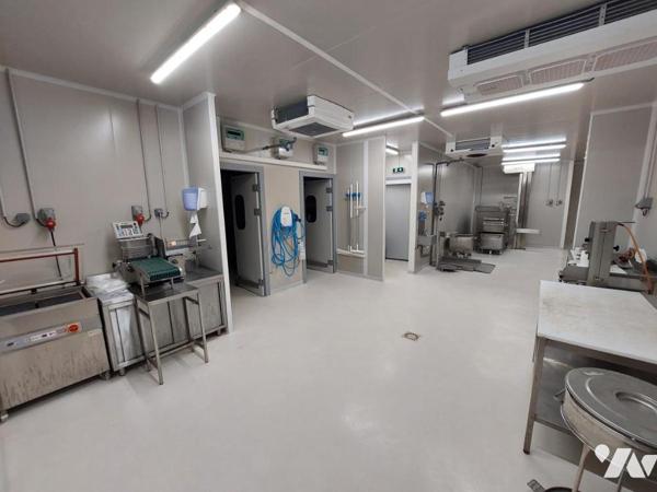 Un local professionnel d'environ 420 m² (équipé en alimentaire-froid)