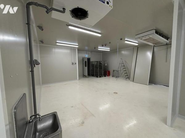 Un local professionnel d'environ 420 m² (équipé en alimentaire-froid)