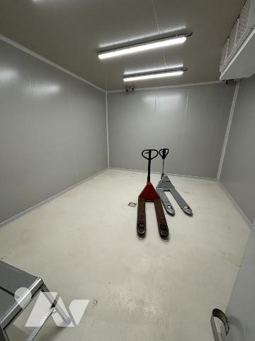 Un local professionnel d'environ 420 m² (équipé en alimentaire-froid)