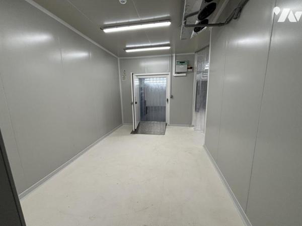 Un local professionnel d'environ 420 m² (équipé en alimentaire-froid)