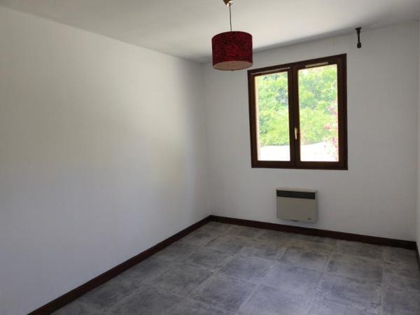 VILLA SUR SOUS SOL AVEC 2 TERRASSES ET JARDIN BURLATS