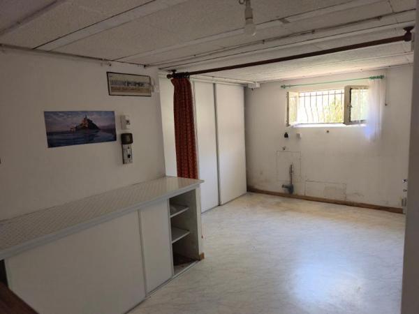 VILLA SUR SOUS SOL AVEC 2 TERRASSES ET JARDIN BURLATS