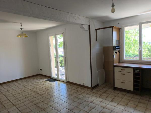 VILLA SUR SOUS SOL AVEC 2 TERRASSES ET JARDIN BURLATS