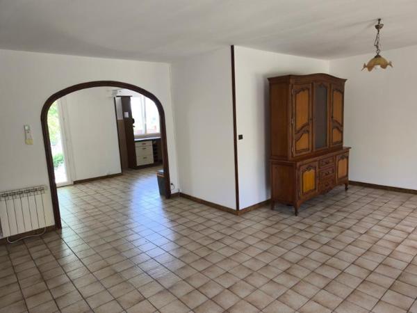 VILLA SUR SOUS SOL AVEC 2 TERRASSES ET JARDIN BURLATS
