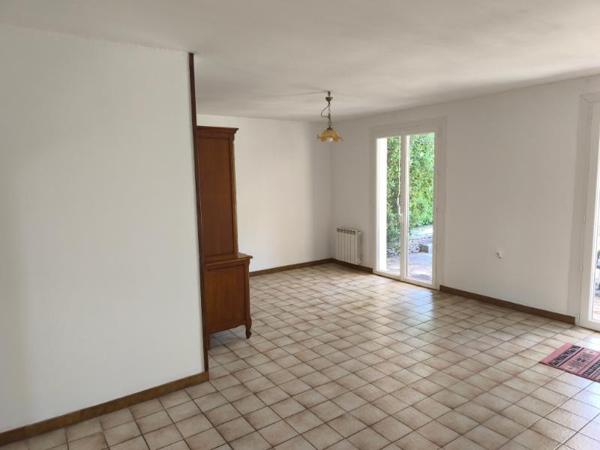 VILLA SUR SOUS SOL AVEC 2 TERRASSES ET JARDIN BURLATS