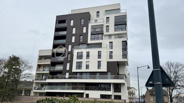 Seulement chez BSK IMMOBILIER : Venez découvrir ce très bel appartement de 2 pièces situé proche de la dynamique rue Saint-Hélier et de la rue de Chateaugiron. Idéalement positionné, il offre un accès immédiat aux commerces de quartier, aux services et aux transports en commun pour simplifier votre quotidien, tout en étant au calme.

Pour votre confort, ce bel appartement chic et charmant est niché au huitième étage d'une magnifique résidence sécurisée de 2023 (avec ascenseur) et de très bon standing. Ce bien de 44,04 m² (loi Carrez) offre une vue entièrement dégagée sur la ville. Son étage élevé garantit une très belle luminosité, la tranquillité et un beau panorama. La lumière naturelle entre à flots par les baies vitrées.

Il se compose d’une entrée avec placard desservant un séjour agréable et sa cuisine ouverte aménagée et équipée, en accès direct sur une terrasse, une chambre confortable, une salle d'eau avec son espace buanderie et des WC. 

Atouts supplémentaires :
• L'appartement dispose d'un précieux parking privé en sous-sol (pour deux véhicules), une solution idéale pour stationner en toute sécurité.
• Confort moderne : Domotique, visiophone, Fibre pour une connectivité parfaite, 
• Accès au Local vélos de la résidence.

Un appartement chic, confortable et parfaitement adapté à une vie citadine, dans un quartier recherché de Rennes. Sa construction récente, ses prestations modernes, sa terrasse, sa vue dégagée et son double stationnement en font un bien particulièrement complet.
Un bien rare à découvrir sans tarder ! Contactez-moi pour obtenir davantage d’informations et organiser votre visite.