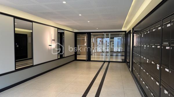 Seulement chez BSK IMMOBILIER : Venez découvrir ce très bel appartement de 2 pièces situé proche de la dynamique rue Saint-Hélier et de la rue de Chateaugiron. Idéalement positionné, il offre un accès immédiat aux commerces de quartier, aux services et aux transports en commun pour simplifier votre quotidien, tout en étant au calme.

Pour votre confort, ce bel appartement chic et charmant est niché au huitième étage d'une magnifique résidence sécurisée de 2023 (avec ascenseur) et de très bon standing. Ce bien de 44,04 m² (loi Carrez) offre une vue entièrement dégagée sur la ville. Son étage élevé garantit une très belle luminosité, la tranquillité et un beau panorama. La lumière naturelle entre à flots par les baies vitrées.

Il se compose d’une entrée avec placard desservant un séjour agréable et sa cuisine ouverte aménagée et équipée, en accès direct sur une terrasse, une chambre confortable, une salle d'eau avec son espace buanderie et des WC. 

Atouts supplémentaires :
• L'appartement dispose d'un précieux parking privé en sous-sol (pour deux véhicules), une solution idéale pour stationner en toute sécurité.
• Confort moderne : Domotique, visiophone, Fibre pour une connectivité parfaite, 
• Accès au Local vélos de la résidence.

Un appartement chic, confortable et parfaitement adapté à une vie citadine, dans un quartier recherché de Rennes. Sa construction récente, ses prestations modernes, sa terrasse, sa vue dégagée et son double stationnement en font un bien particulièrement complet.
Un bien rare à découvrir sans tarder ! Contactez-moi pour obtenir davantage d’informations et organiser votre visite.