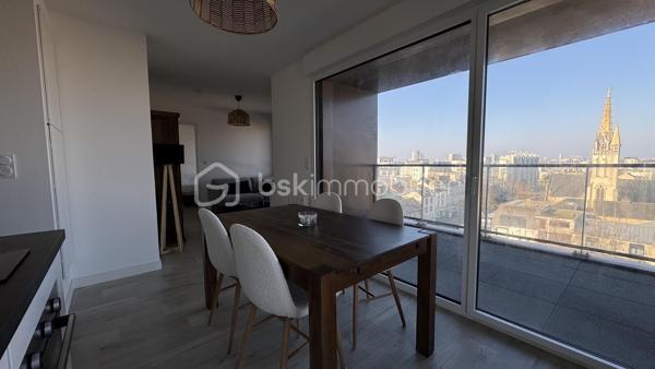 Seulement chez BSK IMMOBILIER : Venez découvrir ce très bel appartement de 2 pièces situé proche de la dynamique rue Saint-Hélier et de la rue de Chateaugiron. Idéalement positionné, il offre un accès immédiat aux commerces de quartier, aux services et aux transports en commun pour simplifier votre quotidien, tout en étant au calme.

Pour votre confort, ce bel appartement chic et charmant est niché au huitième étage d'une magnifique résidence sécurisée de 2023 (avec ascenseur) et de très bon standing. Ce bien de 44,04 m² (loi Carrez) offre une vue entièrement dégagée sur la ville. Son étage élevé garantit une très belle luminosité, la tranquillité et un beau panorama. La lumière naturelle entre à flots par les baies vitrées.

Il se compose d’une entrée avec placard desservant un séjour agréable et sa cuisine ouverte aménagée et équipée, en accès direct sur une terrasse, une chambre confortable, une salle d'eau avec son espace buanderie et des WC. 

Atouts supplémentaires :
• L'appartement dispose d'un précieux parking privé en sous-sol (pour deux véhicules), une solution idéale pour stationner en toute sécurité.
• Confort moderne : Domotique, visiophone, Fibre pour une connectivité parfaite, 
• Accès au Local vélos de la résidence.

Un appartement chic, confortable et parfaitement adapté à une vie citadine, dans un quartier recherché de Rennes. Sa construction récente, ses prestations modernes, sa terrasse, sa vue dégagée et son double stationnement en font un bien particulièrement complet.
Un bien rare à découvrir sans tarder ! Contactez-moi pour obtenir davantage d’informations et organiser votre visite.