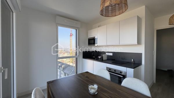 Seulement chez BSK IMMOBILIER : Venez découvrir ce très bel appartement de 2 pièces situé proche de la dynamique rue Saint-Hélier et de la rue de Chateaugiron. Idéalement positionné, il offre un accès immédiat aux commerces de quartier, aux services et aux transports en commun pour simplifier votre quotidien, tout en étant au calme.

Pour votre confort, ce bel appartement chic et charmant est niché au huitième étage d'une magnifique résidence sécurisée de 2023 (avec ascenseur) et de très bon standing. Ce bien de 44,04 m² (loi Carrez) offre une vue entièrement dégagée sur la ville. Son étage élevé garantit une très belle luminosité, la tranquillité et un beau panorama. La lumière naturelle entre à flots par les baies vitrées.

Il se compose d’une entrée avec placard desservant un séjour agréable et sa cuisine ouverte aménagée et équipée, en accès direct sur une terrasse, une chambre confortable, une salle d'eau avec son espace buanderie et des WC. 

Atouts supplémentaires :
• L'appartement dispose d'un précieux parking privé en sous-sol (pour deux véhicules), une solution idéale pour stationner en toute sécurité.
• Confort moderne : Domotique, visiophone, Fibre pour une connectivité parfaite, 
• Accès au Local vélos de la résidence.

Un appartement chic, confortable et parfaitement adapté à une vie citadine, dans un quartier recherché de Rennes. Sa construction récente, ses prestations modernes, sa terrasse, sa vue dégagée et son double stationnement en font un bien particulièrement complet.
Un bien rare à découvrir sans tarder ! Contactez-moi pour obtenir davantage d’informations et organiser votre visite.