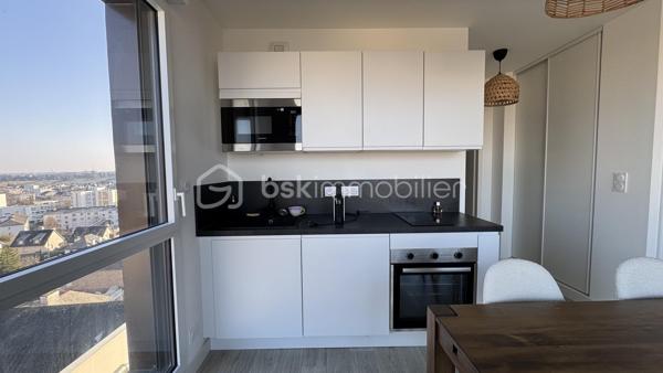 Seulement chez BSK IMMOBILIER : Venez découvrir ce très bel appartement de 2 pièces situé proche de la dynamique rue Saint-Hélier et de la rue de Chateaugiron. Idéalement positionné, il offre un accès immédiat aux commerces de quartier, aux services et aux transports en commun pour simplifier votre quotidien, tout en étant au calme.

Pour votre confort, ce bel appartement chic et charmant est niché au huitième étage d'une magnifique résidence sécurisée de 2023 (avec ascenseur) et de très bon standing. Ce bien de 44,04 m² (loi Carrez) offre une vue entièrement dégagée sur la ville. Son étage élevé garantit une très belle luminosité, la tranquillité et un beau panorama. La lumière naturelle entre à flots par les baies vitrées.

Il se compose d’une entrée avec placard desservant un séjour agréable et sa cuisine ouverte aménagée et équipée, en accès direct sur une terrasse, une chambre confortable, une salle d'eau avec son espace buanderie et des WC. 

Atouts supplémentaires :
• L'appartement dispose d'un précieux parking privé en sous-sol (pour deux véhicules), une solution idéale pour stationner en toute sécurité.
• Confort moderne : Domotique, visiophone, Fibre pour une connectivité parfaite, 
• Accès au Local vélos de la résidence.

Un appartement chic, confortable et parfaitement adapté à une vie citadine, dans un quartier recherché de Rennes. Sa construction récente, ses prestations modernes, sa terrasse, sa vue dégagée et son double stationnement en font un bien particulièrement complet.
Un bien rare à découvrir sans tarder ! Contactez-moi pour obtenir davantage d’informations et organiser votre visite.