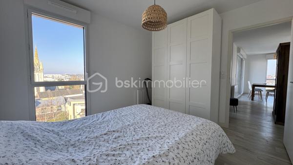 Seulement chez BSK IMMOBILIER : Venez découvrir ce très bel appartement de 2 pièces situé proche de la dynamique rue Saint-Hélier et de la rue de Chateaugiron. Idéalement positionné, il offre un accès immédiat aux commerces de quartier, aux services et aux transports en commun pour simplifier votre quotidien, tout en étant au calme.

Pour votre confort, ce bel appartement chic et charmant est niché au huitième étage d'une magnifique résidence sécurisée de 2023 (avec ascenseur) et de très bon standing. Ce bien de 44,04 m² (loi Carrez) offre une vue entièrement dégagée sur la ville. Son étage élevé garantit une très belle luminosité, la tranquillité et un beau panorama. La lumière naturelle entre à flots par les baies vitrées.

Il se compose d’une entrée avec placard desservant un séjour agréable et sa cuisine ouverte aménagée et équipée, en accès direct sur une terrasse, une chambre confortable, une salle d'eau avec son espace buanderie et des WC. 

Atouts supplémentaires :
• L'appartement dispose d'un précieux parking privé en sous-sol (pour deux véhicules), une solution idéale pour stationner en toute sécurité.
• Confort moderne : Domotique, visiophone, Fibre pour une connectivité parfaite, 
• Accès au Local vélos de la résidence.

Un appartement chic, confortable et parfaitement adapté à une vie citadine, dans un quartier recherché de Rennes. Sa construction récente, ses prestations modernes, sa terrasse, sa vue dégagée et son double stationnement en font un bien particulièrement complet.
Un bien rare à découvrir sans tarder ! Contactez-moi pour obtenir davantage d’informations et organiser votre visite.
