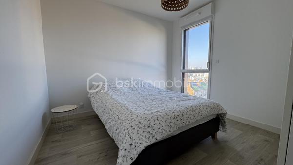 Seulement chez BSK IMMOBILIER : Venez découvrir ce très bel appartement de 2 pièces situé proche de la dynamique rue Saint-Hélier et de la rue de Chateaugiron. Idéalement positionné, il offre un accès immédiat aux commerces de quartier, aux services et aux transports en commun pour simplifier votre quotidien, tout en étant au calme.

Pour votre confort, ce bel appartement chic et charmant est niché au huitième étage d'une magnifique résidence sécurisée de 2023 (avec ascenseur) et de très bon standing. Ce bien de 44,04 m² (loi Carrez) offre une vue entièrement dégagée sur la ville. Son étage élevé garantit une très belle luminosité, la tranquillité et un beau panorama. La lumière naturelle entre à flots par les baies vitrées.

Il se compose d’une entrée avec placard desservant un séjour agréable et sa cuisine ouverte aménagée et équipée, en accès direct sur une terrasse, une chambre confortable, une salle d'eau avec son espace buanderie et des WC. 

Atouts supplémentaires :
• L'appartement dispose d'un précieux parking privé en sous-sol (pour deux véhicules), une solution idéale pour stationner en toute sécurité.
• Confort moderne : Domotique, visiophone, Fibre pour une connectivité parfaite, 
• Accès au Local vélos de la résidence.

Un appartement chic, confortable et parfaitement adapté à une vie citadine, dans un quartier recherché de Rennes. Sa construction récente, ses prestations modernes, sa terrasse, sa vue dégagée et son double stationnement en font un bien particulièrement complet.
Un bien rare à découvrir sans tarder ! Contactez-moi pour obtenir davantage d’informations et organiser votre visite.