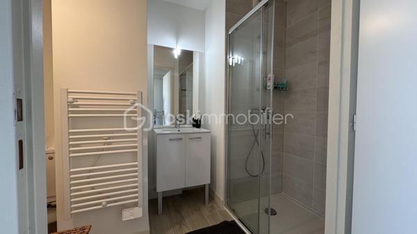Seulement chez BSK IMMOBILIER : Venez découvrir ce très bel appartement de 2 pièces situé proche de la dynamique rue Saint-Hélier et de la rue de Chateaugiron. Idéalement positionné, il offre un accès immédiat aux commerces de quartier, aux services et aux transports en commun pour simplifier votre quotidien, tout en étant au calme.

Pour votre confort, ce bel appartement chic et charmant est niché au huitième étage d'une magnifique résidence sécurisée de 2023 (avec ascenseur) et de très bon standing. Ce bien de 44,04 m² (loi Carrez) offre une vue entièrement dégagée sur la ville. Son étage élevé garantit une très belle luminosité, la tranquillité et un beau panorama. La lumière naturelle entre à flots par les baies vitrées.

Il se compose d’une entrée avec placard desservant un séjour agréable et sa cuisine ouverte aménagée et équipée, en accès direct sur une terrasse, une chambre confortable, une salle d'eau avec son espace buanderie et des WC. 

Atouts supplémentaires :
• L'appartement dispose d'un précieux parking privé en sous-sol (pour deux véhicules), une solution idéale pour stationner en toute sécurité.
• Confort moderne : Domotique, visiophone, Fibre pour une connectivité parfaite, 
• Accès au Local vélos de la résidence.

Un appartement chic, confortable et parfaitement adapté à une vie citadine, dans un quartier recherché de Rennes. Sa construction récente, ses prestations modernes, sa terrasse, sa vue dégagée et son double stationnement en font un bien particulièrement complet.
Un bien rare à découvrir sans tarder ! Contactez-moi pour obtenir davantage d’informations et organiser votre visite.