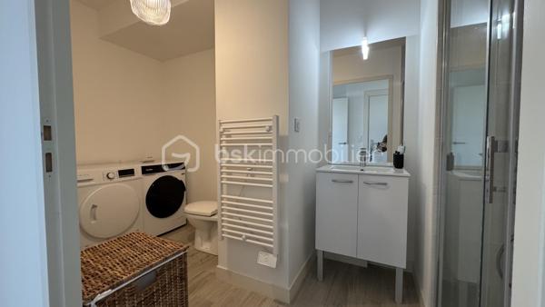 Seulement chez BSK IMMOBILIER : Venez découvrir ce très bel appartement de 2 pièces situé proche de la dynamique rue Saint-Hélier et de la rue de Chateaugiron. Idéalement positionné, il offre un accès immédiat aux commerces de quartier, aux services et aux transports en commun pour simplifier votre quotidien, tout en étant au calme.

Pour votre confort, ce bel appartement chic et charmant est niché au huitième étage d'une magnifique résidence sécurisée de 2023 (avec ascenseur) et de très bon standing. Ce bien de 44,04 m² (loi Carrez) offre une vue entièrement dégagée sur la ville. Son étage élevé garantit une très belle luminosité, la tranquillité et un beau panorama. La lumière naturelle entre à flots par les baies vitrées.

Il se compose d’une entrée avec placard desservant un séjour agréable et sa cuisine ouverte aménagée et équipée, en accès direct sur une terrasse, une chambre confortable, une salle d'eau avec son espace buanderie et des WC. 

Atouts supplémentaires :
• L'appartement dispose d'un précieux parking privé en sous-sol (pour deux véhicules), une solution idéale pour stationner en toute sécurité.
• Confort moderne : Domotique, visiophone, Fibre pour une connectivité parfaite, 
• Accès au Local vélos de la résidence.

Un appartement chic, confortable et parfaitement adapté à une vie citadine, dans un quartier recherché de Rennes. Sa construction récente, ses prestations modernes, sa terrasse, sa vue dégagée et son double stationnement en font un bien particulièrement complet.
Un bien rare à découvrir sans tarder ! Contactez-moi pour obtenir davantage d’informations et organiser votre visite.