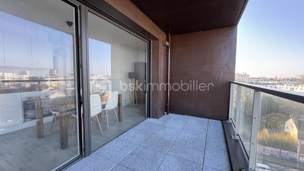 Seulement chez BSK IMMOBILIER : Venez découvrir ce très bel appartement de 2 pièces situé proche de la dynamique rue Saint-Hélier et de la rue de Chateaugiron. Idéalement positionné, il offre un accès immédiat aux commerces de quartier, aux services et aux transports en commun pour simplifier votre quotidien, tout en étant au calme.

Pour votre confort, ce bel appartement chic et charmant est niché au huitième étage d'une magnifique résidence sécurisée de 2023 (avec ascenseur) et de très bon standing. Ce bien de 44,04 m² (loi Carrez) offre une vue entièrement dégagée sur la ville. Son étage élevé garantit une très belle luminosité, la tranquillité et un beau panorama. La lumière naturelle entre à flots par les baies vitrées.

Il se compose d’une entrée avec placard desservant un séjour agréable et sa cuisine ouverte aménagée et équipée, en accès direct sur une terrasse, une chambre confortable, une salle d'eau avec son espace buanderie et des WC. 

Atouts supplémentaires :
• L'appartement dispose d'un précieux parking privé en sous-sol (pour deux véhicules), une solution idéale pour stationner en toute sécurité.
• Confort moderne : Domotique, visiophone, Fibre pour une connectivité parfaite, 
• Accès au Local vélos de la résidence.

Un appartement chic, confortable et parfaitement adapté à une vie citadine, dans un quartier recherché de Rennes. Sa construction récente, ses prestations modernes, sa terrasse, sa vue dégagée et son double stationnement en font un bien particulièrement complet.
Un bien rare à découvrir sans tarder ! Contactez-moi pour obtenir davantage d’informations et organiser votre visite.