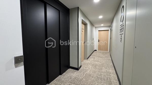 Seulement chez BSK IMMOBILIER : Venez découvrir ce très bel appartement de 2 pièces situé proche de la dynamique rue Saint-Hélier et de la rue de Chateaugiron. Idéalement positionné, il offre un accès immédiat aux commerces de quartier, aux services et aux transports en commun pour simplifier votre quotidien, tout en étant au calme.

Pour votre confort, ce bel appartement chic et charmant est niché au huitième étage d'une magnifique résidence sécurisée de 2023 (avec ascenseur) et de très bon standing. Ce bien de 44,04 m² (loi Carrez) offre une vue entièrement dégagée sur la ville. Son étage élevé garantit une très belle luminosité, la tranquillité et un beau panorama. La lumière naturelle entre à flots par les baies vitrées.

Il se compose d’une entrée avec placard desservant un séjour agréable et sa cuisine ouverte aménagée et équipée, en accès direct sur une terrasse, une chambre confortable, une salle d'eau avec son espace buanderie et des WC. 

Atouts supplémentaires :
• L'appartement dispose d'un précieux parking privé en sous-sol (pour deux véhicules), une solution idéale pour stationner en toute sécurité.
• Confort moderne : Domotique, visiophone, Fibre pour une connectivité parfaite, 
• Accès au Local vélos de la résidence.

Un appartement chic, confortable et parfaitement adapté à une vie citadine, dans un quartier recherché de Rennes. Sa construction récente, ses prestations modernes, sa terrasse, sa vue dégagée et son double stationnement en font un bien particulièrement complet.
Un bien rare à découvrir sans tarder ! Contactez-moi pour obtenir davantage d’informations et organiser votre visite.