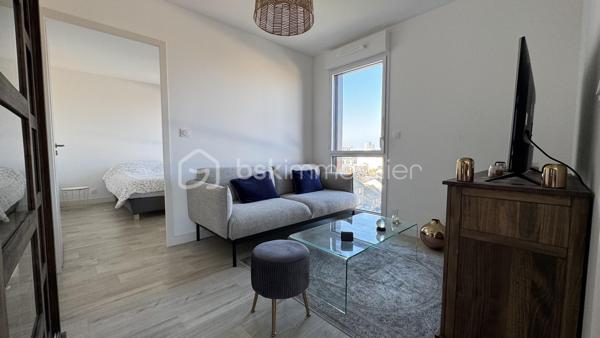 Seulement chez BSK IMMOBILIER : Venez découvrir ce très bel appartement de 2 pièces situé proche de la dynamique rue Saint-Hélier et de la rue de Chateaugiron. Idéalement positionné, il offre un accès immédiat aux commerces de quartier, aux services et aux transports en commun pour simplifier votre quotidien, tout en étant au calme.

Pour votre confort, ce bel appartement chic et charmant est niché au huitième étage d'une magnifique résidence sécurisée de 2023 (avec ascenseur) et de très bon standing. Ce bien de 44,04 m² (loi Carrez) offre une vue entièrement dégagée sur la ville. Son étage élevé garantit une très belle luminosité, la tranquillité et un beau panorama. La lumière naturelle entre à flots par les baies vitrées.

Il se compose d’une entrée avec placard desservant un séjour agréable et sa cuisine ouverte aménagée et équipée, en accès direct sur une terrasse, une chambre confortable, une salle d'eau avec son espace buanderie et des WC. 

Atouts supplémentaires :
• L'appartement dispose d'un précieux parking privé en sous-sol (pour deux véhicules), une solution idéale pour stationner en toute sécurité.
• Confort moderne : Domotique, visiophone, Fibre pour une connectivité parfaite, 
• Accès au Local vélos de la résidence.

Un appartement chic, confortable et parfaitement adapté à une vie citadine, dans un quartier recherché de Rennes. Sa construction récente, ses prestations modernes, sa terrasse, sa vue dégagée et son double stationnement en font un bien particulièrement complet.
Un bien rare à découvrir sans tarder ! Contactez-moi pour obtenir davantage d’informations et organiser votre visite.