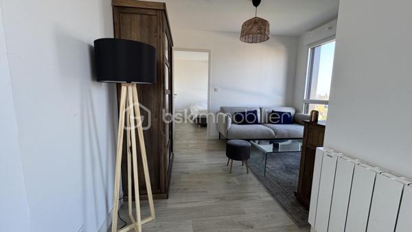 Seulement chez BSK IMMOBILIER : Venez découvrir ce très bel appartement de 2 pièces situé proche de la dynamique rue Saint-Hélier et de la rue de Chateaugiron. Idéalement positionné, il offre un accès immédiat aux commerces de quartier, aux services et aux transports en commun pour simplifier votre quotidien, tout en étant au calme.

Pour votre confort, ce bel appartement chic et charmant est niché au huitième étage d'une magnifique résidence sécurisée de 2023 (avec ascenseur) et de très bon standing. Ce bien de 44,04 m² (loi Carrez) offre une vue entièrement dégagée sur la ville. Son étage élevé garantit une très belle luminosité, la tranquillité et un beau panorama. La lumière naturelle entre à flots par les baies vitrées.

Il se compose d’une entrée avec placard desservant un séjour agréable et sa cuisine ouverte aménagée et équipée, en accès direct sur une terrasse, une chambre confortable, une salle d'eau avec son espace buanderie et des WC. 

Atouts supplémentaires :
• L'appartement dispose d'un précieux parking privé en sous-sol (pour deux véhicules), une solution idéale pour stationner en toute sécurité.
• Confort moderne : Domotique, visiophone, Fibre pour une connectivité parfaite, 
• Accès au Local vélos de la résidence.

Un appartement chic, confortable et parfaitement adapté à une vie citadine, dans un quartier recherché de Rennes. Sa construction récente, ses prestations modernes, sa terrasse, sa vue dégagée et son double stationnement en font un bien particulièrement complet.
Un bien rare à découvrir sans tarder ! Contactez-moi pour obtenir davantage d’informations et organiser votre visite.