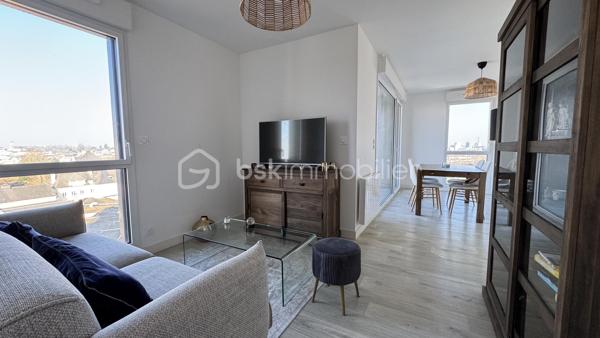 Seulement chez BSK IMMOBILIER : Venez découvrir ce très bel appartement de 2 pièces situé proche de la dynamique rue Saint-Hélier et de la rue de Chateaugiron. Idéalement positionné, il offre un accès immédiat aux commerces de quartier, aux services et aux transports en commun pour simplifier votre quotidien, tout en étant au calme.

Pour votre confort, ce bel appartement chic et charmant est niché au huitième étage d'une magnifique résidence sécurisée de 2023 (avec ascenseur) et de très bon standing. Ce bien de 44,04 m² (loi Carrez) offre une vue entièrement dégagée sur la ville. Son étage élevé garantit une très belle luminosité, la tranquillité et un beau panorama. La lumière naturelle entre à flots par les baies vitrées.

Il se compose d’une entrée avec placard desservant un séjour agréable et sa cuisine ouverte aménagée et équipée, en accès direct sur une terrasse, une chambre confortable, une salle d'eau avec son espace buanderie et des WC. 

Atouts supplémentaires :
• L'appartement dispose d'un précieux parking privé en sous-sol (pour deux véhicules), une solution idéale pour stationner en toute sécurité.
• Confort moderne : Domotique, visiophone, Fibre pour une connectivité parfaite, 
• Accès au Local vélos de la résidence.

Un appartement chic, confortable et parfaitement adapté à une vie citadine, dans un quartier recherché de Rennes. Sa construction récente, ses prestations modernes, sa terrasse, sa vue dégagée et son double stationnement en font un bien particulièrement complet.
Un bien rare à découvrir sans tarder ! Contactez-moi pour obtenir davantage d’informations et organiser votre visite.