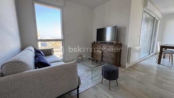Seulement chez BSK IMMOBILIER : Venez découvrir ce très bel appartement de 2 pièces situé proche de la dynamique rue Saint-Hélier et de la rue de Chateaugiron. Idéalement positionné, il offre un accès immédiat aux commerces de quartier, aux services et aux transports en commun pour simplifier votre quotidien, tout en étant au calme.

Pour votre confort, ce bel appartement chic et charmant est niché au huitième étage d'une magnifique résidence sécurisée de 2023 (avec ascenseur) et de très bon standing. Ce bien de 44,04 m² (loi Carrez) offre une vue entièrement dégagée sur la ville. Son étage élevé garantit une très belle luminosité, la tranquillité et un beau panorama. La lumière naturelle entre à flots par les baies vitrées.

Il se compose d’une entrée avec placard desservant un séjour agréable et sa cuisine ouverte aménagée et équipée, en accès direct sur une terrasse, une chambre confortable, une salle d'eau avec son espace buanderie et des WC. 

Atouts supplémentaires :
• L'appartement dispose d'un précieux parking privé en sous-sol (pour deux véhicules), une solution idéale pour stationner en toute sécurité.
• Confort moderne : Domotique, visiophone, Fibre pour une connectivité parfaite, 
• Accès au Local vélos de la résidence.

Un appartement chic, confortable et parfaitement adapté à une vie citadine, dans un quartier recherché de Rennes. Sa construction récente, ses prestations modernes, sa terrasse, sa vue dégagée et son double stationnement en font un bien particulièrement complet.
Un bien rare à découvrir sans tarder ! Contactez-moi pour obtenir davantage d’informations et organiser votre visite.