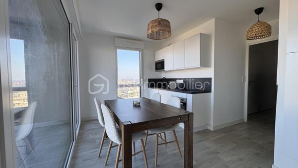 Seulement chez BSK IMMOBILIER : Venez découvrir ce très bel appartement de 2 pièces situé proche de la dynamique rue Saint-Hélier et de la rue de Chateaugiron. Idéalement positionné, il offre un accès immédiat aux commerces de quartier, aux services et aux transports en commun pour simplifier votre quotidien, tout en étant au calme.

Pour votre confort, ce bel appartement chic et charmant est niché au huitième étage d'une magnifique résidence sécurisée de 2023 (avec ascenseur) et de très bon standing. Ce bien de 44,04 m² (loi Carrez) offre une vue entièrement dégagée sur la ville. Son étage élevé garantit une très belle luminosité, la tranquillité et un beau panorama. La lumière naturelle entre à flots par les baies vitrées.

Il se compose d’une entrée avec placard desservant un séjour agréable et sa cuisine ouverte aménagée et équipée, en accès direct sur une terrasse, une chambre confortable, une salle d'eau avec son espace buanderie et des WC. 

Atouts supplémentaires :
• L'appartement dispose d'un précieux parking privé en sous-sol (pour deux véhicules), une solution idéale pour stationner en toute sécurité.
• Confort moderne : Domotique, visiophone, Fibre pour une connectivité parfaite, 
• Accès au Local vélos de la résidence.

Un appartement chic, confortable et parfaitement adapté à une vie citadine, dans un quartier recherché de Rennes. Sa construction récente, ses prestations modernes, sa terrasse, sa vue dégagée et son double stationnement en font un bien particulièrement complet.
Un bien rare à découvrir sans tarder ! Contactez-moi pour obtenir davantage d’informations et organiser votre visite.