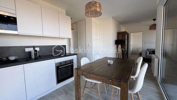 Seulement chez BSK IMMOBILIER : Venez découvrir ce très bel appartement de 2 pièces situé proche de la dynamique rue Saint-Hélier et de la rue de Chateaugiron. Idéalement positionné, il offre un accès immédiat aux commerces de quartier, aux services et aux transports en commun pour simplifier votre quotidien, tout en étant au calme.

Pour votre confort, ce bel appartement chic et charmant est niché au huitième étage d'une magnifique résidence sécurisée de 2023 (avec ascenseur) et de très bon standing. Ce bien de 44,04 m² (loi Carrez) offre une vue entièrement dégagée sur la ville. Son étage élevé garantit une très belle luminosité, la tranquillité et un beau panorama. La lumière naturelle entre à flots par les baies vitrées.

Il se compose d’une entrée avec placard desservant un séjour agréable et sa cuisine ouverte aménagée et équipée, en accès direct sur une terrasse, une chambre confortable, une salle d'eau avec son espace buanderie et des WC. 

Atouts supplémentaires :
• L'appartement dispose d'un précieux parking privé en sous-sol (pour deux véhicules), une solution idéale pour stationner en toute sécurité.
• Confort moderne : Domotique, visiophone, Fibre pour une connectivité parfaite, 
• Accès au Local vélos de la résidence.

Un appartement chic, confortable et parfaitement adapté à une vie citadine, dans un quartier recherché de Rennes. Sa construction récente, ses prestations modernes, sa terrasse, sa vue dégagée et son double stationnement en font un bien particulièrement complet.
Un bien rare à découvrir sans tarder ! Contactez-moi pour obtenir davantage d’informations et organiser votre visite.