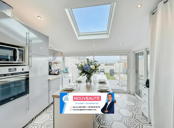 Située dans un environnement privilégié de Palavas-les-Flots, cette villa T5 traversante de 100 m² (87m2 Loi Carrez et 129m2 de surface habitable)  offre une magnifique vue dégagée sur les étangs et bénéficie d’une exposition Est-Ouest.

Édifiée sur une parcelle de 204 m², cette maison séduit par ses prestations de qualité, sa performance énergétique (classée B) et son potentiel locatif grâce à son appartement indépendant.

La maison principale
Dès l’entrée, vous découvrez une belle pièce de vie comprenant :
	•	Un espace séjour et salle à manger chaleureux avec poêle à granulés
	•	Une cuisine moderne entièrement aménagée et équipée avec îlot central
	•	Un second espace cuisine fermé dédié aux cuissons

Toujours au rez-de-chaussée :
	•	Une chambre avec placard
	•	Un espace bureau
	•	Une salle d’eau avec douche à l’italienne et WC

À l’étage :
	•	Une chambre sous pente, parfaite pour un enfant ou un espace nuit cosy

L’intégralité de la maison est climatisée.

Appartement indépendant
Avec son accès totalement séparé, il constitue un véritable atout :
	•	Cuisine
	•	Espace salon
	•	Mezzanine pour le couchage
	•	Salle d’eau avec douche à l’italienne
	•	WC indépendant

Idéal pour :
	•	Générer un revenu locatif saisonnier ou annuel
	•	Accueillir famille et amis en toute indépendance
	•	Créer un espace professionnel

Les + qui font la différence
	•	Vue imprenable sur les étangs
	•	Exposition Est-Ouest
	•	DPE B (performance énergétique rare sur le secteur)
	•	Maison sécurisée avec système d’alarme et vidéosurveillance
	•	Bien traversant
	•	Climatisation intégrale

Un bien rare sur le secteur, alliant confort moderne, sécurité, performance énergétique et rentabilité potentielle.
