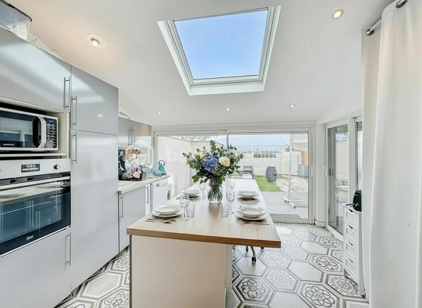 Située dans un environnement privilégié de Palavas-les-Flots, cette villa T5 traversante de 100 m² (87m2 Loi Carrez et 129m2 de surface habitable)  offre une magnifique vue dégagée sur les étangs et bénéficie d’une exposition Est-Ouest.

Édifiée sur une parcelle de 204 m², cette maison séduit par ses prestations de qualité, sa performance énergétique (classée B) et son potentiel locatif grâce à son appartement indépendant.

La maison principale
Dès l’entrée, vous découvrez une belle pièce de vie comprenant :
	•	Un espace séjour et salle à manger chaleureux avec poêle à granulés
	•	Une cuisine moderne entièrement aménagée et équipée avec îlot central
	•	Un second espace cuisine fermé dédié aux cuissons

Toujours au rez-de-chaussée :
	•	Une chambre avec placard
	•	Un espace bureau
	•	Une salle d’eau avec douche à l’italienne et WC

À l’étage :
	•	Une chambre sous pente, parfaite pour un enfant ou un espace nuit cosy

L’intégralité de la maison est climatisée.

Appartement indépendant
Avec son accès totalement séparé, il constitue un véritable atout :
	•	Cuisine
	•	Espace salon
	•	Mezzanine pour le couchage
	•	Salle d’eau avec douche à l’italienne
	•	WC indépendant

Idéal pour :
	•	Générer un revenu locatif saisonnier ou annuel
	•	Accueillir famille et amis en toute indépendance
	•	Créer un espace professionnel

Les + qui font la différence
	•	Vue imprenable sur les étangs
	•	Exposition Est-Ouest
	•	DPE B (performance énergétique rare sur le secteur)
	•	Maison sécurisée avec système d’alarme et vidéosurveillance
	•	Bien traversant
	•	Climatisation intégrale

Un bien rare sur le secteur, alliant confort moderne, sécurité, performance énergétique et rentabilité potentielle.