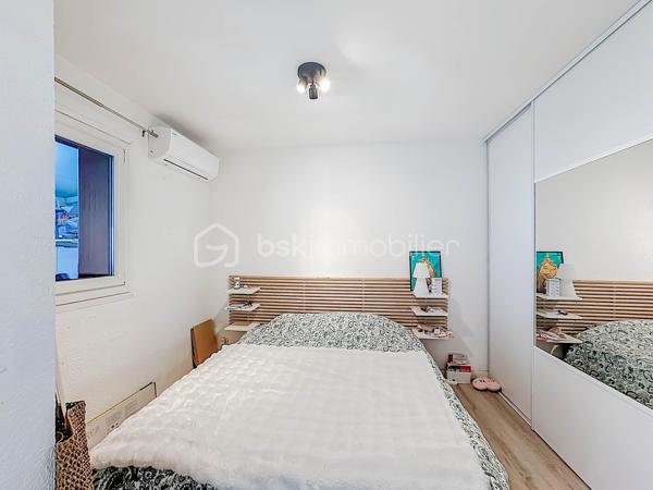 Située dans un environnement privilégié de Palavas-les-Flots, cette villa T5 traversante de 100 m² (87m2 Loi Carrez et 129m2 de surface habitable)  offre une magnifique vue dégagée sur les étangs et bénéficie d’une exposition Est-Ouest.

Édifiée sur une parcelle de 204 m², cette maison séduit par ses prestations de qualité, sa performance énergétique (classée B) et son potentiel locatif grâce à son appartement indépendant.

La maison principale
Dès l’entrée, vous découvrez une belle pièce de vie comprenant :
	•	Un espace séjour et salle à manger chaleureux avec poêle à granulés
	•	Une cuisine moderne entièrement aménagée et équipée avec îlot central
	•	Un second espace cuisine fermé dédié aux cuissons

Toujours au rez-de-chaussée :
	•	Une chambre avec placard
	•	Un espace bureau
	•	Une salle d’eau avec douche à l’italienne et WC

À l’étage :
	•	Une chambre sous pente, parfaite pour un enfant ou un espace nuit cosy

L’intégralité de la maison est climatisée.

Appartement indépendant
Avec son accès totalement séparé, il constitue un véritable atout :
	•	Cuisine
	•	Espace salon
	•	Mezzanine pour le couchage
	•	Salle d’eau avec douche à l’italienne
	•	WC indépendant

Idéal pour :
	•	Générer un revenu locatif saisonnier ou annuel
	•	Accueillir famille et amis en toute indépendance
	•	Créer un espace professionnel

Les + qui font la différence
	•	Vue imprenable sur les étangs
	•	Exposition Est-Ouest
	•	DPE B (performance énergétique rare sur le secteur)
	•	Maison sécurisée avec système d’alarme et vidéosurveillance
	•	Bien traversant
	•	Climatisation intégrale

Un bien rare sur le secteur, alliant confort moderne, sécurité, performance énergétique et rentabilité potentielle.