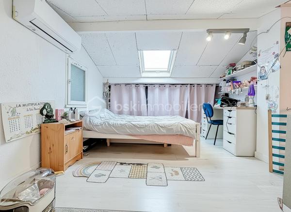 Située dans un environnement privilégié de Palavas-les-Flots, cette villa T5 traversante de 100 m² (87m2 Loi Carrez et 129m2 de surface habitable)  offre une magnifique vue dégagée sur les étangs et bénéficie d’une exposition Est-Ouest.

Édifiée sur une parcelle de 204 m², cette maison séduit par ses prestations de qualité, sa performance énergétique (classée B) et son potentiel locatif grâce à son appartement indépendant.

La maison principale
Dès l’entrée, vous découvrez une belle pièce de vie comprenant :
	•	Un espace séjour et salle à manger chaleureux avec poêle à granulés
	•	Une cuisine moderne entièrement aménagée et équipée avec îlot central
	•	Un second espace cuisine fermé dédié aux cuissons

Toujours au rez-de-chaussée :
	•	Une chambre avec placard
	•	Un espace bureau
	•	Une salle d’eau avec douche à l’italienne et WC

À l’étage :
	•	Une chambre sous pente, parfaite pour un enfant ou un espace nuit cosy

L’intégralité de la maison est climatisée.

Appartement indépendant
Avec son accès totalement séparé, il constitue un véritable atout :
	•	Cuisine
	•	Espace salon
	•	Mezzanine pour le couchage
	•	Salle d’eau avec douche à l’italienne
	•	WC indépendant

Idéal pour :
	•	Générer un revenu locatif saisonnier ou annuel
	•	Accueillir famille et amis en toute indépendance
	•	Créer un espace professionnel

Les + qui font la différence
	•	Vue imprenable sur les étangs
	•	Exposition Est-Ouest
	•	DPE B (performance énergétique rare sur le secteur)
	•	Maison sécurisée avec système d’alarme et vidéosurveillance
	•	Bien traversant
	•	Climatisation intégrale

Un bien rare sur le secteur, alliant confort moderne, sécurité, performance énergétique et rentabilité potentielle.