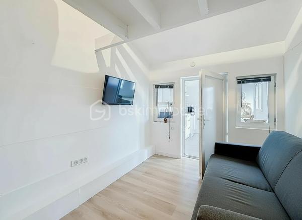 Située dans un environnement privilégié de Palavas-les-Flots, cette villa T5 traversante de 100 m² (87m2 Loi Carrez et 129m2 de surface habitable)  offre une magnifique vue dégagée sur les étangs et bénéficie d’une exposition Est-Ouest.

Édifiée sur une parcelle de 204 m², cette maison séduit par ses prestations de qualité, sa performance énergétique (classée B) et son potentiel locatif grâce à son appartement indépendant.

La maison principale
Dès l’entrée, vous découvrez une belle pièce de vie comprenant :
	•	Un espace séjour et salle à manger chaleureux avec poêle à granulés
	•	Une cuisine moderne entièrement aménagée et équipée avec îlot central
	•	Un second espace cuisine fermé dédié aux cuissons

Toujours au rez-de-chaussée :
	•	Une chambre avec placard
	•	Un espace bureau
	•	Une salle d’eau avec douche à l’italienne et WC

À l’étage :
	•	Une chambre sous pente, parfaite pour un enfant ou un espace nuit cosy

L’intégralité de la maison est climatisée.

Appartement indépendant
Avec son accès totalement séparé, il constitue un véritable atout :
	•	Cuisine
	•	Espace salon
	•	Mezzanine pour le couchage
	•	Salle d’eau avec douche à l’italienne
	•	WC indépendant

Idéal pour :
	•	Générer un revenu locatif saisonnier ou annuel
	•	Accueillir famille et amis en toute indépendance
	•	Créer un espace professionnel

Les + qui font la différence
	•	Vue imprenable sur les étangs
	•	Exposition Est-Ouest
	•	DPE B (performance énergétique rare sur le secteur)
	•	Maison sécurisée avec système d’alarme et vidéosurveillance
	•	Bien traversant
	•	Climatisation intégrale

Un bien rare sur le secteur, alliant confort moderne, sécurité, performance énergétique et rentabilité potentielle.