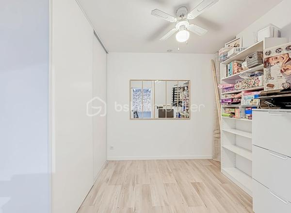 Située dans un environnement privilégié de Palavas-les-Flots, cette villa T5 traversante de 100 m² (87m2 Loi Carrez et 129m2 de surface habitable)  offre une magnifique vue dégagée sur les étangs et bénéficie d’une exposition Est-Ouest.

Édifiée sur une parcelle de 204 m², cette maison séduit par ses prestations de qualité, sa performance énergétique (classée B) et son potentiel locatif grâce à son appartement indépendant.

La maison principale
Dès l’entrée, vous découvrez une belle pièce de vie comprenant :
	•	Un espace séjour et salle à manger chaleureux avec poêle à granulés
	•	Une cuisine moderne entièrement aménagée et équipée avec îlot central
	•	Un second espace cuisine fermé dédié aux cuissons

Toujours au rez-de-chaussée :
	•	Une chambre avec placard
	•	Un espace bureau
	•	Une salle d’eau avec douche à l’italienne et WC

À l’étage :
	•	Une chambre sous pente, parfaite pour un enfant ou un espace nuit cosy

L’intégralité de la maison est climatisée.

Appartement indépendant
Avec son accès totalement séparé, il constitue un véritable atout :
	•	Cuisine
	•	Espace salon
	•	Mezzanine pour le couchage
	•	Salle d’eau avec douche à l’italienne
	•	WC indépendant

Idéal pour :
	•	Générer un revenu locatif saisonnier ou annuel
	•	Accueillir famille et amis en toute indépendance
	•	Créer un espace professionnel

Les + qui font la différence
	•	Vue imprenable sur les étangs
	•	Exposition Est-Ouest
	•	DPE B (performance énergétique rare sur le secteur)
	•	Maison sécurisée avec système d’alarme et vidéosurveillance
	•	Bien traversant
	•	Climatisation intégrale

Un bien rare sur le secteur, alliant confort moderne, sécurité, performance énergétique et rentabilité potentielle.