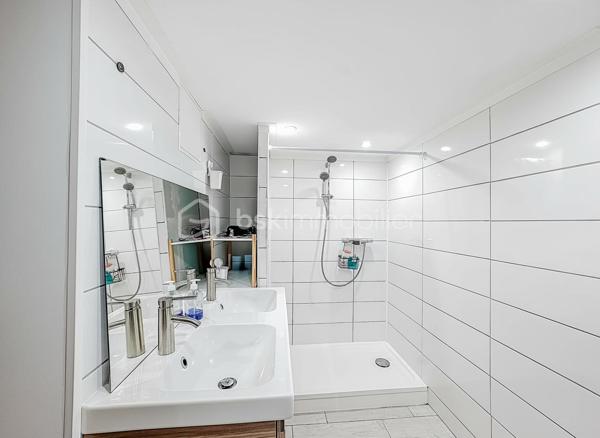 Située dans un environnement privilégié de Palavas-les-Flots, cette villa T5 traversante de 100 m² (87m2 Loi Carrez et 129m2 de surface habitable)  offre une magnifique vue dégagée sur les étangs et bénéficie d’une exposition Est-Ouest.

Édifiée sur une parcelle de 204 m², cette maison séduit par ses prestations de qualité, sa performance énergétique (classée B) et son potentiel locatif grâce à son appartement indépendant.

La maison principale
Dès l’entrée, vous découvrez une belle pièce de vie comprenant :
	•	Un espace séjour et salle à manger chaleureux avec poêle à granulés
	•	Une cuisine moderne entièrement aménagée et équipée avec îlot central
	•	Un second espace cuisine fermé dédié aux cuissons

Toujours au rez-de-chaussée :
	•	Une chambre avec placard
	•	Un espace bureau
	•	Une salle d’eau avec douche à l’italienne et WC

À l’étage :
	•	Une chambre sous pente, parfaite pour un enfant ou un espace nuit cosy

L’intégralité de la maison est climatisée.

Appartement indépendant
Avec son accès totalement séparé, il constitue un véritable atout :
	•	Cuisine
	•	Espace salon
	•	Mezzanine pour le couchage
	•	Salle d’eau avec douche à l’italienne
	•	WC indépendant

Idéal pour :
	•	Générer un revenu locatif saisonnier ou annuel
	•	Accueillir famille et amis en toute indépendance
	•	Créer un espace professionnel

Les + qui font la différence
	•	Vue imprenable sur les étangs
	•	Exposition Est-Ouest
	•	DPE B (performance énergétique rare sur le secteur)
	•	Maison sécurisée avec système d’alarme et vidéosurveillance
	•	Bien traversant
	•	Climatisation intégrale

Un bien rare sur le secteur, alliant confort moderne, sécurité, performance énergétique et rentabilité potentielle.