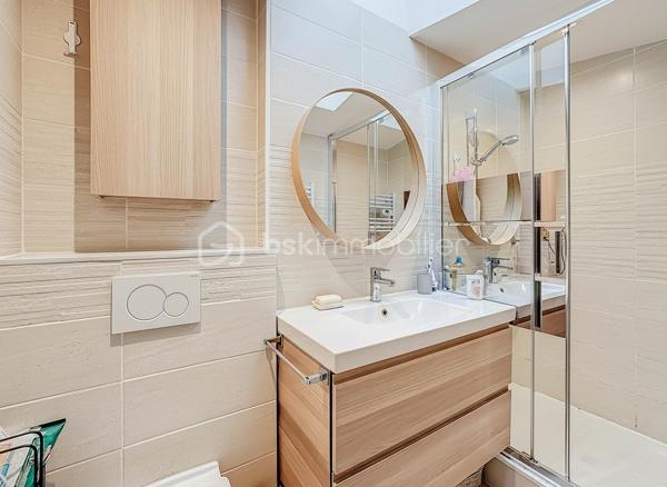 Située dans un environnement privilégié de Palavas-les-Flots, cette villa T5 traversante de 100 m² (87m2 Loi Carrez et 129m2 de surface habitable)  offre une magnifique vue dégagée sur les étangs et bénéficie d’une exposition Est-Ouest.

Édifiée sur une parcelle de 204 m², cette maison séduit par ses prestations de qualité, sa performance énergétique (classée B) et son potentiel locatif grâce à son appartement indépendant.

La maison principale
Dès l’entrée, vous découvrez une belle pièce de vie comprenant :
	•	Un espace séjour et salle à manger chaleureux avec poêle à granulés
	•	Une cuisine moderne entièrement aménagée et équipée avec îlot central
	•	Un second espace cuisine fermé dédié aux cuissons

Toujours au rez-de-chaussée :
	•	Une chambre avec placard
	•	Un espace bureau
	•	Une salle d’eau avec douche à l’italienne et WC

À l’étage :
	•	Une chambre sous pente, parfaite pour un enfant ou un espace nuit cosy

L’intégralité de la maison est climatisée.

Appartement indépendant
Avec son accès totalement séparé, il constitue un véritable atout :
	•	Cuisine
	•	Espace salon
	•	Mezzanine pour le couchage
	•	Salle d’eau avec douche à l’italienne
	•	WC indépendant

Idéal pour :
	•	Générer un revenu locatif saisonnier ou annuel
	•	Accueillir famille et amis en toute indépendance
	•	Créer un espace professionnel

Les + qui font la différence
	•	Vue imprenable sur les étangs
	•	Exposition Est-Ouest
	•	DPE B (performance énergétique rare sur le secteur)
	•	Maison sécurisée avec système d’alarme et vidéosurveillance
	•	Bien traversant
	•	Climatisation intégrale

Un bien rare sur le secteur, alliant confort moderne, sécurité, performance énergétique et rentabilité potentielle.