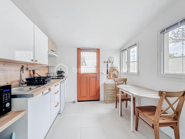 Située dans un environnement privilégié de Palavas-les-Flots, cette villa T5 traversante de 100 m² (87m2 Loi Carrez et 129m2 de surface habitable)  offre une magnifique vue dégagée sur les étangs et bénéficie d’une exposition Est-Ouest.

Édifiée sur une parcelle de 204 m², cette maison séduit par ses prestations de qualité, sa performance énergétique (classée B) et son potentiel locatif grâce à son appartement indépendant.

La maison principale
Dès l’entrée, vous découvrez une belle pièce de vie comprenant :
	•	Un espace séjour et salle à manger chaleureux avec poêle à granulés
	•	Une cuisine moderne entièrement aménagée et équipée avec îlot central
	•	Un second espace cuisine fermé dédié aux cuissons

Toujours au rez-de-chaussée :
	•	Une chambre avec placard
	•	Un espace bureau
	•	Une salle d’eau avec douche à l’italienne et WC

À l’étage :
	•	Une chambre sous pente, parfaite pour un enfant ou un espace nuit cosy

L’intégralité de la maison est climatisée.

Appartement indépendant
Avec son accès totalement séparé, il constitue un véritable atout :
	•	Cuisine
	•	Espace salon
	•	Mezzanine pour le couchage
	•	Salle d’eau avec douche à l’italienne
	•	WC indépendant

Idéal pour :
	•	Générer un revenu locatif saisonnier ou annuel
	•	Accueillir famille et amis en toute indépendance
	•	Créer un espace professionnel

Les + qui font la différence
	•	Vue imprenable sur les étangs
	•	Exposition Est-Ouest
	•	DPE B (performance énergétique rare sur le secteur)
	•	Maison sécurisée avec système d’alarme et vidéosurveillance
	•	Bien traversant
	•	Climatisation intégrale

Un bien rare sur le secteur, alliant confort moderne, sécurité, performance énergétique et rentabilité potentielle.
