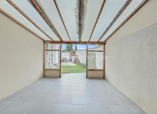 Située dans un environnement privilégié de Palavas-les-Flots, cette villa T5 traversante de 100 m² (87m2 Loi Carrez et 129m2 de surface habitable)  offre une magnifique vue dégagée sur les étangs et bénéficie d’une exposition Est-Ouest.

Édifiée sur une parcelle de 204 m², cette maison séduit par ses prestations de qualité, sa performance énergétique (classée B) et son potentiel locatif grâce à son appartement indépendant.

La maison principale
Dès l’entrée, vous découvrez une belle pièce de vie comprenant :
	•	Un espace séjour et salle à manger chaleureux avec poêle à granulés
	•	Une cuisine moderne entièrement aménagée et équipée avec îlot central
	•	Un second espace cuisine fermé dédié aux cuissons

Toujours au rez-de-chaussée :
	•	Une chambre avec placard
	•	Un espace bureau
	•	Une salle d’eau avec douche à l’italienne et WC

À l’étage :
	•	Une chambre sous pente, parfaite pour un enfant ou un espace nuit cosy

L’intégralité de la maison est climatisée.

Appartement indépendant
Avec son accès totalement séparé, il constitue un véritable atout :
	•	Cuisine
	•	Espace salon
	•	Mezzanine pour le couchage
	•	Salle d’eau avec douche à l’italienne
	•	WC indépendant

Idéal pour :
	•	Générer un revenu locatif saisonnier ou annuel
	•	Accueillir famille et amis en toute indépendance
	•	Créer un espace professionnel

Les + qui font la différence
	•	Vue imprenable sur les étangs
	•	Exposition Est-Ouest
	•	DPE B (performance énergétique rare sur le secteur)
	•	Maison sécurisée avec système d’alarme et vidéosurveillance
	•	Bien traversant
	•	Climatisation intégrale

Un bien rare sur le secteur, alliant confort moderne, sécurité, performance énergétique et rentabilité potentielle.