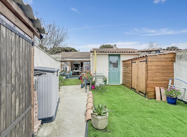 Située dans un environnement privilégié de Palavas-les-Flots, cette villa T5 traversante de 100 m² (87m2 Loi Carrez et 129m2 de surface habitable)  offre une magnifique vue dégagée sur les étangs et bénéficie d’une exposition Est-Ouest.

Édifiée sur une parcelle de 204 m², cette maison séduit par ses prestations de qualité, sa performance énergétique (classée B) et son potentiel locatif grâce à son appartement indépendant.

La maison principale
Dès l’entrée, vous découvrez une belle pièce de vie comprenant :
	•	Un espace séjour et salle à manger chaleureux avec poêle à granulés
	•	Une cuisine moderne entièrement aménagée et équipée avec îlot central
	•	Un second espace cuisine fermé dédié aux cuissons

Toujours au rez-de-chaussée :
	•	Une chambre avec placard
	•	Un espace bureau
	•	Une salle d’eau avec douche à l’italienne et WC

À l’étage :
	•	Une chambre sous pente, parfaite pour un enfant ou un espace nuit cosy

L’intégralité de la maison est climatisée.

Appartement indépendant
Avec son accès totalement séparé, il constitue un véritable atout :
	•	Cuisine
	•	Espace salon
	•	Mezzanine pour le couchage
	•	Salle d’eau avec douche à l’italienne
	•	WC indépendant

Idéal pour :
	•	Générer un revenu locatif saisonnier ou annuel
	•	Accueillir famille et amis en toute indépendance
	•	Créer un espace professionnel

Les + qui font la différence
	•	Vue imprenable sur les étangs
	•	Exposition Est-Ouest
	•	DPE B (performance énergétique rare sur le secteur)
	•	Maison sécurisée avec système d’alarme et vidéosurveillance
	•	Bien traversant
	•	Climatisation intégrale

Un bien rare sur le secteur, alliant confort moderne, sécurité, performance énergétique et rentabilité potentielle.