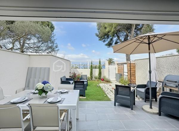Située dans un environnement privilégié de Palavas-les-Flots, cette villa T5 traversante de 100 m² (87m2 Loi Carrez et 129m2 de surface habitable)  offre une magnifique vue dégagée sur les étangs et bénéficie d’une exposition Est-Ouest.

Édifiée sur une parcelle de 204 m², cette maison séduit par ses prestations de qualité, sa performance énergétique (classée B) et son potentiel locatif grâce à son appartement indépendant.

La maison principale
Dès l’entrée, vous découvrez une belle pièce de vie comprenant :
	•	Un espace séjour et salle à manger chaleureux avec poêle à granulés
	•	Une cuisine moderne entièrement aménagée et équipée avec îlot central
	•	Un second espace cuisine fermé dédié aux cuissons

Toujours au rez-de-chaussée :
	•	Une chambre avec placard
	•	Un espace bureau
	•	Une salle d’eau avec douche à l’italienne et WC

À l’étage :
	•	Une chambre sous pente, parfaite pour un enfant ou un espace nuit cosy

L’intégralité de la maison est climatisée.

Appartement indépendant
Avec son accès totalement séparé, il constitue un véritable atout :
	•	Cuisine
	•	Espace salon
	•	Mezzanine pour le couchage
	•	Salle d’eau avec douche à l’italienne
	•	WC indépendant

Idéal pour :
	•	Générer un revenu locatif saisonnier ou annuel
	•	Accueillir famille et amis en toute indépendance
	•	Créer un espace professionnel

Les + qui font la différence
	•	Vue imprenable sur les étangs
	•	Exposition Est-Ouest
	•	DPE B (performance énergétique rare sur le secteur)
	•	Maison sécurisée avec système d’alarme et vidéosurveillance
	•	Bien traversant
	•	Climatisation intégrale

Un bien rare sur le secteur, alliant confort moderne, sécurité, performance énergétique et rentabilité potentielle.