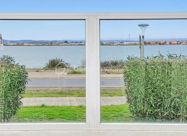 Située dans un environnement privilégié de Palavas-les-Flots, cette villa T5 traversante de 100 m² (87m2 Loi Carrez et 129m2 de surface habitable)  offre une magnifique vue dégagée sur les étangs et bénéficie d’une exposition Est-Ouest.

Édifiée sur une parcelle de 204 m², cette maison séduit par ses prestations de qualité, sa performance énergétique (classée B) et son potentiel locatif grâce à son appartement indépendant.

La maison principale
Dès l’entrée, vous découvrez une belle pièce de vie comprenant :
	•	Un espace séjour et salle à manger chaleureux avec poêle à granulés
	•	Une cuisine moderne entièrement aménagée et équipée avec îlot central
	•	Un second espace cuisine fermé dédié aux cuissons

Toujours au rez-de-chaussée :
	•	Une chambre avec placard
	•	Un espace bureau
	•	Une salle d’eau avec douche à l’italienne et WC

À l’étage :
	•	Une chambre sous pente, parfaite pour un enfant ou un espace nuit cosy

L’intégralité de la maison est climatisée.

Appartement indépendant
Avec son accès totalement séparé, il constitue un véritable atout :
	•	Cuisine
	•	Espace salon
	•	Mezzanine pour le couchage
	•	Salle d’eau avec douche à l’italienne
	•	WC indépendant

Idéal pour :
	•	Générer un revenu locatif saisonnier ou annuel
	•	Accueillir famille et amis en toute indépendance
	•	Créer un espace professionnel

Les + qui font la différence
	•	Vue imprenable sur les étangs
	•	Exposition Est-Ouest
	•	DPE B (performance énergétique rare sur le secteur)
	•	Maison sécurisée avec système d’alarme et vidéosurveillance
	•	Bien traversant
	•	Climatisation intégrale

Un bien rare sur le secteur, alliant confort moderne, sécurité, performance énergétique et rentabilité potentielle.
