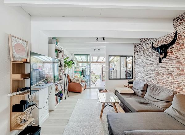 Située dans un environnement privilégié de Palavas-les-Flots, cette villa T5 traversante de 100 m² (87m2 Loi Carrez et 129m2 de surface habitable)  offre une magnifique vue dégagée sur les étangs et bénéficie d’une exposition Est-Ouest.

Édifiée sur une parcelle de 204 m², cette maison séduit par ses prestations de qualité, sa performance énergétique (classée B) et son potentiel locatif grâce à son appartement indépendant.

La maison principale
Dès l’entrée, vous découvrez une belle pièce de vie comprenant :
	•	Un espace séjour et salle à manger chaleureux avec poêle à granulés
	•	Une cuisine moderne entièrement aménagée et équipée avec îlot central
	•	Un second espace cuisine fermé dédié aux cuissons

Toujours au rez-de-chaussée :
	•	Une chambre avec placard
	•	Un espace bureau
	•	Une salle d’eau avec douche à l’italienne et WC

À l’étage :
	•	Une chambre sous pente, parfaite pour un enfant ou un espace nuit cosy

L’intégralité de la maison est climatisée.

Appartement indépendant
Avec son accès totalement séparé, il constitue un véritable atout :
	•	Cuisine
	•	Espace salon
	•	Mezzanine pour le couchage
	•	Salle d’eau avec douche à l’italienne
	•	WC indépendant

Idéal pour :
	•	Générer un revenu locatif saisonnier ou annuel
	•	Accueillir famille et amis en toute indépendance
	•	Créer un espace professionnel

Les + qui font la différence
	•	Vue imprenable sur les étangs
	•	Exposition Est-Ouest
	•	DPE B (performance énergétique rare sur le secteur)
	•	Maison sécurisée avec système d’alarme et vidéosurveillance
	•	Bien traversant
	•	Climatisation intégrale

Un bien rare sur le secteur, alliant confort moderne, sécurité, performance énergétique et rentabilité potentielle.