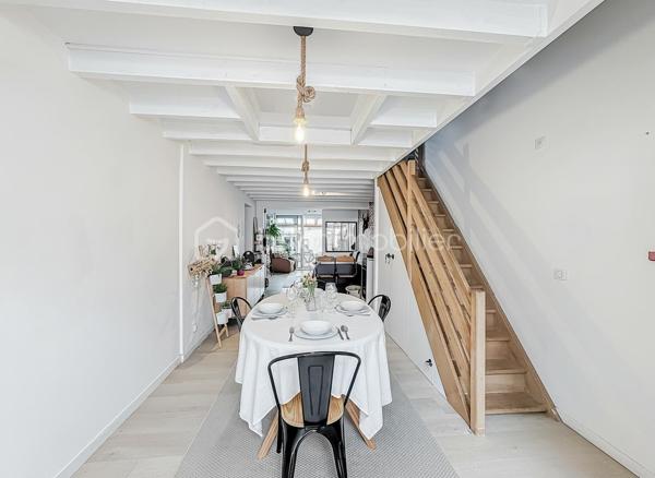 Située dans un environnement privilégié de Palavas-les-Flots, cette villa T5 traversante de 100 m² (87m2 Loi Carrez et 129m2 de surface habitable)  offre une magnifique vue dégagée sur les étangs et bénéficie d’une exposition Est-Ouest.

Édifiée sur une parcelle de 204 m², cette maison séduit par ses prestations de qualité, sa performance énergétique (classée B) et son potentiel locatif grâce à son appartement indépendant.

La maison principale
Dès l’entrée, vous découvrez une belle pièce de vie comprenant :
	•	Un espace séjour et salle à manger chaleureux avec poêle à granulés
	•	Une cuisine moderne entièrement aménagée et équipée avec îlot central
	•	Un second espace cuisine fermé dédié aux cuissons

Toujours au rez-de-chaussée :
	•	Une chambre avec placard
	•	Un espace bureau
	•	Une salle d’eau avec douche à l’italienne et WC

À l’étage :
	•	Une chambre sous pente, parfaite pour un enfant ou un espace nuit cosy

L’intégralité de la maison est climatisée.

Appartement indépendant
Avec son accès totalement séparé, il constitue un véritable atout :
	•	Cuisine
	•	Espace salon
	•	Mezzanine pour le couchage
	•	Salle d’eau avec douche à l’italienne
	•	WC indépendant

Idéal pour :
	•	Générer un revenu locatif saisonnier ou annuel
	•	Accueillir famille et amis en toute indépendance
	•	Créer un espace professionnel

Les + qui font la différence
	•	Vue imprenable sur les étangs
	•	Exposition Est-Ouest
	•	DPE B (performance énergétique rare sur le secteur)
	•	Maison sécurisée avec système d’alarme et vidéosurveillance
	•	Bien traversant
	•	Climatisation intégrale

Un bien rare sur le secteur, alliant confort moderne, sécurité, performance énergétique et rentabilité potentielle.