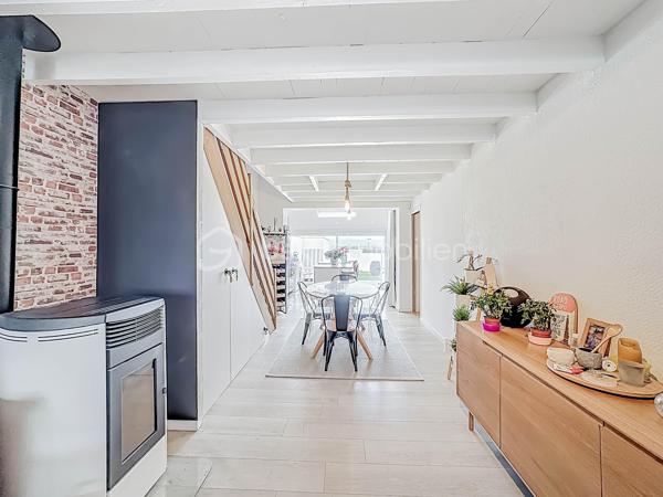 Située dans un environnement privilégié de Palavas-les-Flots, cette villa T5 traversante de 100 m² (87m2 Loi Carrez et 129m2 de surface habitable)  offre une magnifique vue dégagée sur les étangs et bénéficie d’une exposition Est-Ouest.

Édifiée sur une parcelle de 204 m², cette maison séduit par ses prestations de qualité, sa performance énergétique (classée B) et son potentiel locatif grâce à son appartement indépendant.

La maison principale
Dès l’entrée, vous découvrez une belle pièce de vie comprenant :
	•	Un espace séjour et salle à manger chaleureux avec poêle à granulés
	•	Une cuisine moderne entièrement aménagée et équipée avec îlot central
	•	Un second espace cuisine fermé dédié aux cuissons

Toujours au rez-de-chaussée :
	•	Une chambre avec placard
	•	Un espace bureau
	•	Une salle d’eau avec douche à l’italienne et WC

À l’étage :
	•	Une chambre sous pente, parfaite pour un enfant ou un espace nuit cosy

L’intégralité de la maison est climatisée.

Appartement indépendant
Avec son accès totalement séparé, il constitue un véritable atout :
	•	Cuisine
	•	Espace salon
	•	Mezzanine pour le couchage
	•	Salle d’eau avec douche à l’italienne
	•	WC indépendant

Idéal pour :
	•	Générer un revenu locatif saisonnier ou annuel
	•	Accueillir famille et amis en toute indépendance
	•	Créer un espace professionnel

Les + qui font la différence
	•	Vue imprenable sur les étangs
	•	Exposition Est-Ouest
	•	DPE B (performance énergétique rare sur le secteur)
	•	Maison sécurisée avec système d’alarme et vidéosurveillance
	•	Bien traversant
	•	Climatisation intégrale

Un bien rare sur le secteur, alliant confort moderne, sécurité, performance énergétique et rentabilité potentielle.