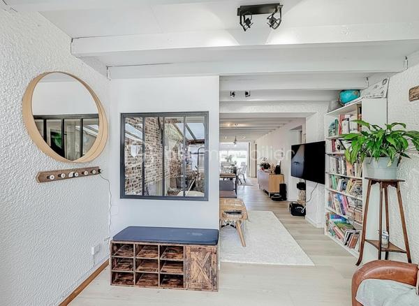 Située dans un environnement privilégié de Palavas-les-Flots, cette villa T5 traversante de 100 m² (87m2 Loi Carrez et 129m2 de surface habitable)  offre une magnifique vue dégagée sur les étangs et bénéficie d’une exposition Est-Ouest.

Édifiée sur une parcelle de 204 m², cette maison séduit par ses prestations de qualité, sa performance énergétique (classée B) et son potentiel locatif grâce à son appartement indépendant.

La maison principale
Dès l’entrée, vous découvrez une belle pièce de vie comprenant :
	•	Un espace séjour et salle à manger chaleureux avec poêle à granulés
	•	Une cuisine moderne entièrement aménagée et équipée avec îlot central
	•	Un second espace cuisine fermé dédié aux cuissons

Toujours au rez-de-chaussée :
	•	Une chambre avec placard
	•	Un espace bureau
	•	Une salle d’eau avec douche à l’italienne et WC

À l’étage :
	•	Une chambre sous pente, parfaite pour un enfant ou un espace nuit cosy

L’intégralité de la maison est climatisée.

Appartement indépendant
Avec son accès totalement séparé, il constitue un véritable atout :
	•	Cuisine
	•	Espace salon
	•	Mezzanine pour le couchage
	•	Salle d’eau avec douche à l’italienne
	•	WC indépendant

Idéal pour :
	•	Générer un revenu locatif saisonnier ou annuel
	•	Accueillir famille et amis en toute indépendance
	•	Créer un espace professionnel

Les + qui font la différence
	•	Vue imprenable sur les étangs
	•	Exposition Est-Ouest
	•	DPE B (performance énergétique rare sur le secteur)
	•	Maison sécurisée avec système d’alarme et vidéosurveillance
	•	Bien traversant
	•	Climatisation intégrale

Un bien rare sur le secteur, alliant confort moderne, sécurité, performance énergétique et rentabilité potentielle.