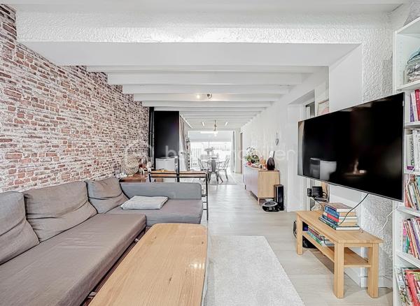 Située dans un environnement privilégié de Palavas-les-Flots, cette villa T5 traversante de 100 m² (87m2 Loi Carrez et 129m2 de surface habitable)  offre une magnifique vue dégagée sur les étangs et bénéficie d’une exposition Est-Ouest.

Édifiée sur une parcelle de 204 m², cette maison séduit par ses prestations de qualité, sa performance énergétique (classée B) et son potentiel locatif grâce à son appartement indépendant.

La maison principale
Dès l’entrée, vous découvrez une belle pièce de vie comprenant :
	•	Un espace séjour et salle à manger chaleureux avec poêle à granulés
	•	Une cuisine moderne entièrement aménagée et équipée avec îlot central
	•	Un second espace cuisine fermé dédié aux cuissons

Toujours au rez-de-chaussée :
	•	Une chambre avec placard
	•	Un espace bureau
	•	Une salle d’eau avec douche à l’italienne et WC

À l’étage :
	•	Une chambre sous pente, parfaite pour un enfant ou un espace nuit cosy

L’intégralité de la maison est climatisée.

Appartement indépendant
Avec son accès totalement séparé, il constitue un véritable atout :
	•	Cuisine
	•	Espace salon
	•	Mezzanine pour le couchage
	•	Salle d’eau avec douche à l’italienne
	•	WC indépendant

Idéal pour :
	•	Générer un revenu locatif saisonnier ou annuel
	•	Accueillir famille et amis en toute indépendance
	•	Créer un espace professionnel

Les + qui font la différence
	•	Vue imprenable sur les étangs
	•	Exposition Est-Ouest
	•	DPE B (performance énergétique rare sur le secteur)
	•	Maison sécurisée avec système d’alarme et vidéosurveillance
	•	Bien traversant
	•	Climatisation intégrale

Un bien rare sur le secteur, alliant confort moderne, sécurité, performance énergétique et rentabilité potentielle.