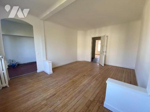 Rue Mandron  Appartement refait sans travaux  traversant avec garage et jardin
Dans une petite...