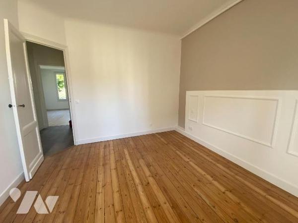 Rue Mandron  Appartement refait sans travaux  traversant avec garage et jardin
Dans une petite...
