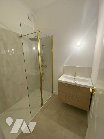 Rue Mandron  Appartement refait sans travaux  traversant avec garage et jardin
Dans une petite...