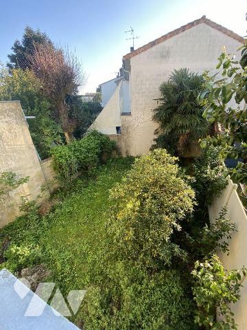Rue Mandron  Appartement refait sans travaux  traversant avec garage et jardin
Dans une petite...
