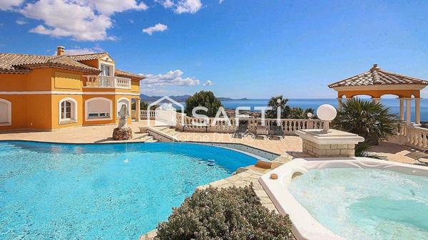 Propriété d'exception - Vue panoramique entre ciel, mer et nature